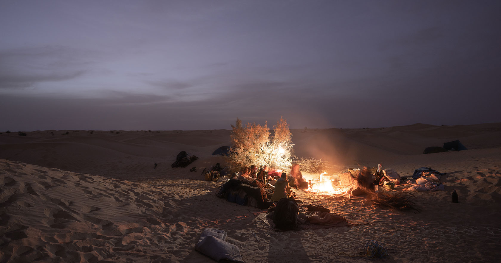 acampada-desierto-bajo-las-estrellas